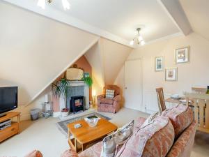 - un salon avec un canapé et une cheminée dans l'établissement Prideaux-3537, à Eastbourne