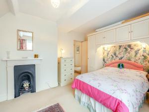 - une chambre avec un lit et une cheminée dans l'établissement Prideaux-3537, à Eastbourne