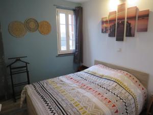 - une chambre avec un lit doté d'une couette dans l'établissement chez Mirka 2 chambres, à Criel-sur-Mer