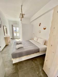 1 dormitorio con 1 cama grande en una habitación en Villa Markos, en Perissa