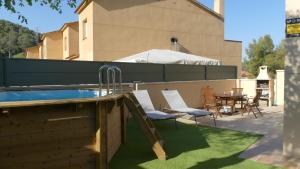 Patio alebo iná vonkajšia časť ubytovania RACÓ DEL GARRAF Ca la Matilde house BBQ and POOL