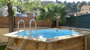 Bazén v ubytovaní RACÓ DEL GARRAF Ca la Matilde house BBQ and POOL alebo v jeho blízkosti