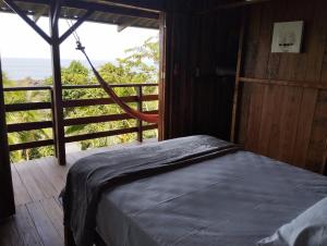 1 dormitorio con cama y vistas al océano en Cabaña Casa Cielo, en El Valle