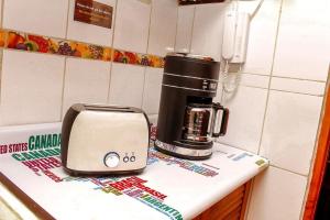 a toaster sitting on a counter in a kitchen at Porta 301 con la mejor ubicación en Miraflores. in Lima