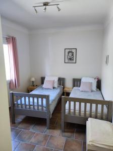 - une chambre avec 2 lits et une fenêtre dans l'établissement Villa Olivaie St Ange, à La Gaude