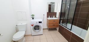 a bathroom with a toilet and a washing machine at LOTUS- 4 min de Walt Disney-Arrivée autonome-Parking et Wifi gratuit-Proche de toutes commodités 5Min de la vallée village in Chessy +20 photos