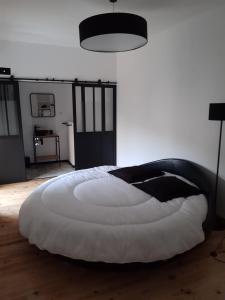 Łóżko lub łóżka w pokoju w obiekcie "Domaine 1902"piscine,billard,boulodrome,14 pers