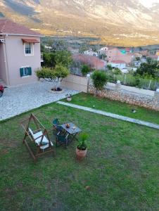 a small backyard with a table and a chair at Lofos house in Karavádhos