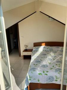 - une chambre avec un lit à baldaquin dans l'établissement Casa vicino al mare, à Bianco