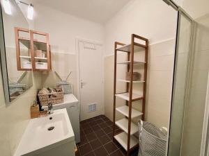 un bagno con lavandino e doccia in vetro di Studio au bord de mer 1 a Mentone