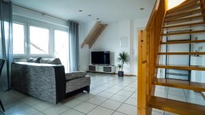 TV a/nebo společenská místnost v ubytování FeWo WOW II Schöne 2-Zimmer Maisonette Wohnung