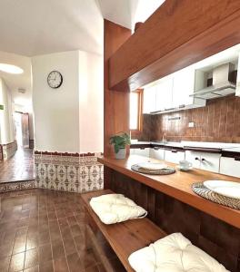 cocina con encimera y reloj en la pared en Casa mar y jardín: tranquilidad y vistas únicas, en Los Cancajos