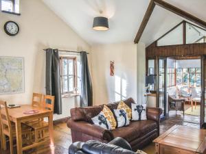 Зона вітальні в Riverbank Cottage-uk42229