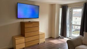 een woonkamer met een tv op een dressoir bij Edinburgh Apartment BR in Edinburgh