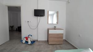 Μια τηλεόραση ή/και κέντρο ψυχαγωγίας στο Cozy ground floor house