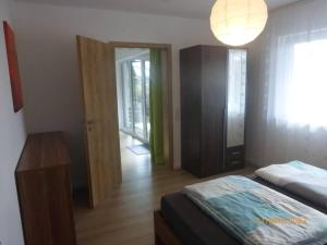 Postel nebo postele na pokoji v ubytování Ferienwohnung Lehrberg - Moderne Wohnung mit Wallbox für E-Auto