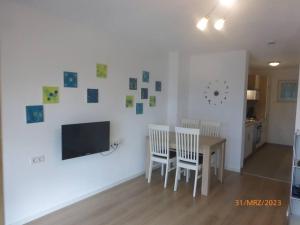 TV a/nebo společenská místnost v ubytování Ferienwohnung Lehrberg - Moderne Wohnung mit Wallbox für E-Auto