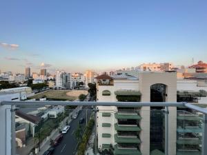 uma vista para uma rua da cidade com edifícios em Luxury 2Bedr, 2 Balcony Pool, Gym, Downtown Santo Domingo em Santo Domingo