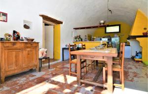 Kuchyňa alebo kuchynka v ubytovaní Cozy Home In St-Hippolyte-Du-Fort