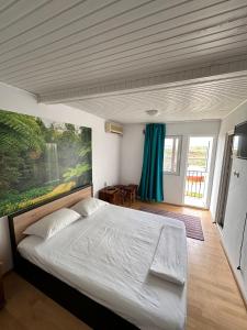 Postel nebo postele na pokoji v ubytování Casa Bucuria Henri Coanda