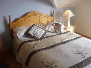 A bed or beds in a room at Cill Chiarain B&B