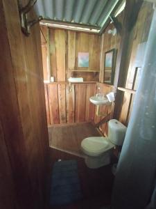 un bagno con un water e un lavandino di Cabaña Casa Cielo a El Valle
