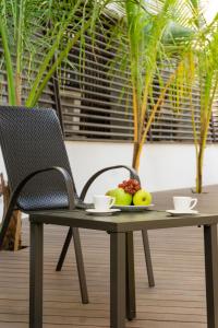 een tafel met twee kopjes en fruit erop bij BOK21 - Hotel en Cancun in Cancun