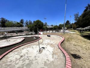 einen Park mit Bänken und einem Pfad im Sand in der Unterkunft Luxury 4BR Apartment w Pool, Spa & Stunning Views in Puebla