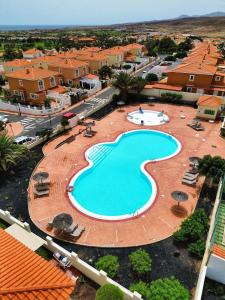 einen Blick über den Pool in einem Resort in der Unterkunft Villa Katerina in Caleta de Fuste