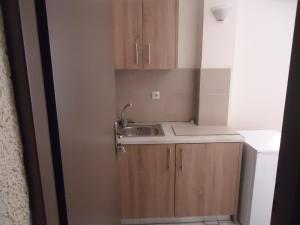 una piccola cucina con lavandino e lavandino di ROMANTZA apartments ad Agia Marina Nea Kydonias