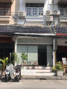 una moto parcheggiata di fronte a un edificio di Sclass HOME Private, Central old city (Wholehouse) a Chiang Mai