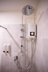 e bagno con doccia e soffione. di Sclass HOME Private, Central old city (Wholehouse) a Chiang Mai Altre 27 foto