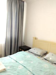 um quarto com uma cama e uma janela em НОВОБУДОВА,СТРИЙСЬКА,Автовокзал ,СИХІВ ARENA Карла Мікльоша em Lviv