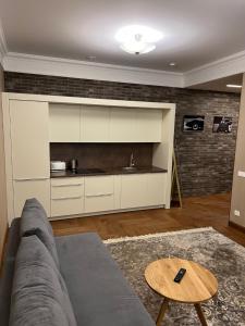 een woonkamer met een bank en een tafel bij 101 Large Space in Kaunas