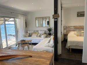sypialnia z 2 łóżkami i widokiem na ocean w obiekcie lou cabanou w miejscowości Sainte-Maxime