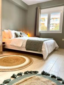Un dormitorio con una cama grande y una ventana en Chrysal Cozy Apartment en Ioánina