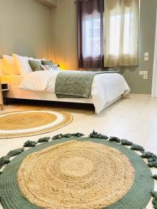 1 dormitorio con cama y alfombra en el suelo en Chrysal Cozy Apartment en Ioánina