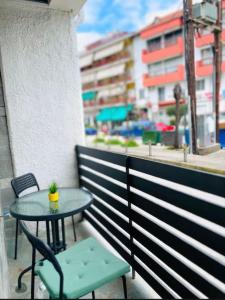 una mesa y sillas sentadas en un balcón en Chrysal Cozy Apartment en Ioánina