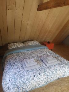łóżko z ręcznikami na poddaszu w obiekcie Escale au cœur de l'Alsace w mieście Wolfisheim +1 zdjęcie