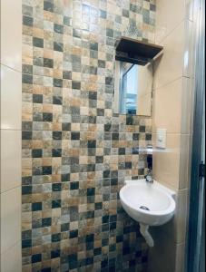 a bathroom with a sink and a mirror at Suíte privada no melhor do Leblon in Rio de Janeiro