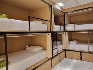 Cette chambre comprend 4 lits superposés. dans l'établissement Central Hostel, à Guatemala