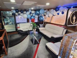 einen Partyraum mit Ballons, Sofas und einem Tisch in der Unterkunft COZY CONDO OCEAN 3xDECK YACHT in Brooklyn