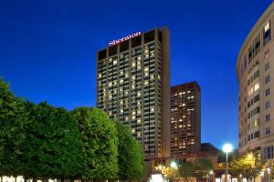 Um edifício alto com um sinal de santander. em Sheraton Boston Hotel em Boston