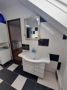 a bathroom with a sink and a mirror at Nocleg U Jagódki in Zubrzyca Dolna