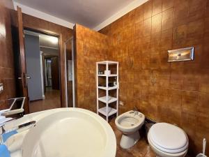 y baño con aseo, lavabo y bañera. en Anfite Apartments Aleardi, en Peschiera del Garda