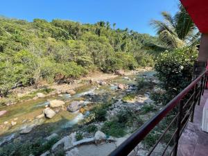 プエルト・バジャルタにあるCasa Río Cuale and River Retreatの川の景色を望むバルコニーが備わります。