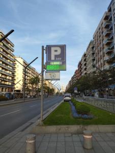a parking sign on the side of a street at La Barrica de Gran vía 43 en el centro de Logroño in Logroño