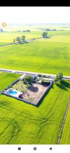 eine Luftansicht eines Hauses auf einem Feld in der Unterkunft Chalet Garcia in Deltebre