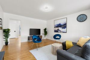 - un salon avec un canapé et deux fauteuils bleus dans l'établissement Cozy 2 Bedroom Home Near SFO with Private Parking, à San Bruno