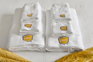 une paire de chaussettes blanches avec des autocollants jaunes sur elles dans l'établissement Cozy 2 Bedroom Home Near SFO with Private Parking, à San Bruno
